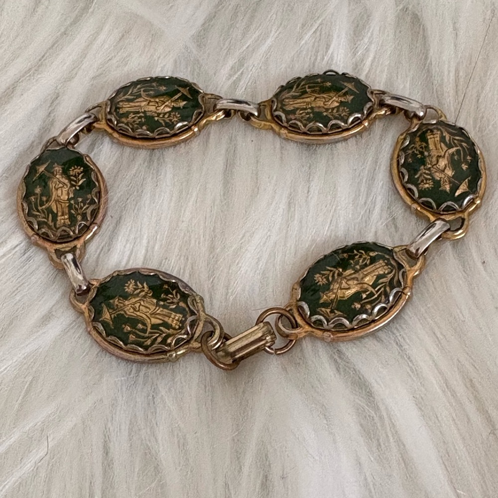 Vintage Elegant Green and Gold Oriental design Bracelet